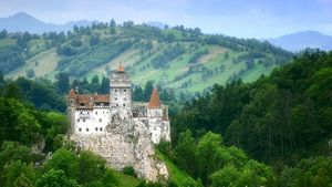 Profit în pandemie pentru Castelul Bran: 2 milioane de euro în 2021, după ce au ajuns aici puțin peste 200 de mii de turiști / În acest an domină vizitatorii veniți din străinătate