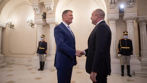 Presa bulgară: Iohannis şi Radev ar trebui să vorbească despre criza Euroins, care ameninţă sectorul asigurărilor din România, dar şi piaţa de capital din Bulgaria