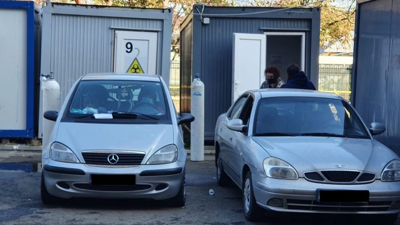 Situație critică la Buzău: pacienții suspecți Covid primesc oxigen în parcarea spitalului județean din tuburi conectate la propriile mașini