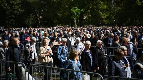 Coada formată de oamenii care vor să-şi prezinte omagiile la sicriul Reginei Elizabeth II, redusă la 14 ore de aşteptare