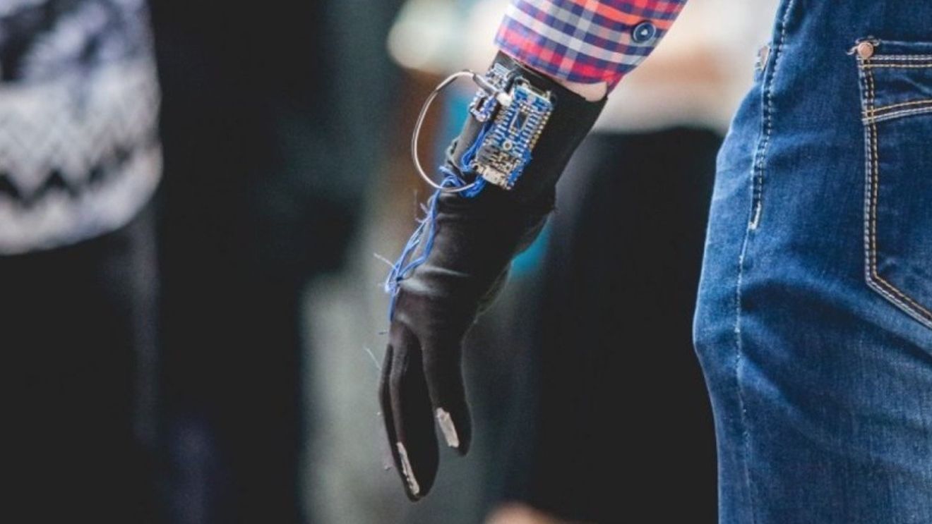 Invenția unui start-up din Iași: Mănuşa care depistează boala Parkinson cu mai mulți ani înainte de apariția primelor simptome / Dispozitiv IoT detectează tremuratului asociat bolii