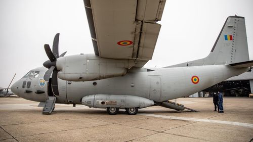 Patru pacienţi cu COVID, transportaţi la Iaşi cu o aeronavă Spartan a Forţelor Aeriene Române