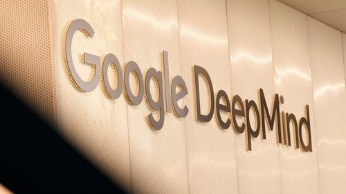 DeepMind preconizează că anul acesta vor avea loc teste clinice pentru medicamentele concepute cu AI