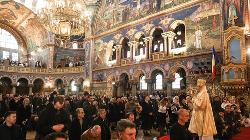 Prima acțiune în instanță împotriva ordonanței militare nr 2, care interzice inclusiv participarea la slujbele religioase / Un reclamant l-a dat în judecată pe ministrul de interne, Marcel Vela, și cere eliminarea completă a restricțiilor care vizează Biserica