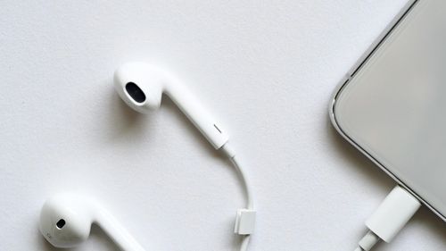 Căștile cu fir revin în trend: de ce generația digitală renunță la Bluetooth