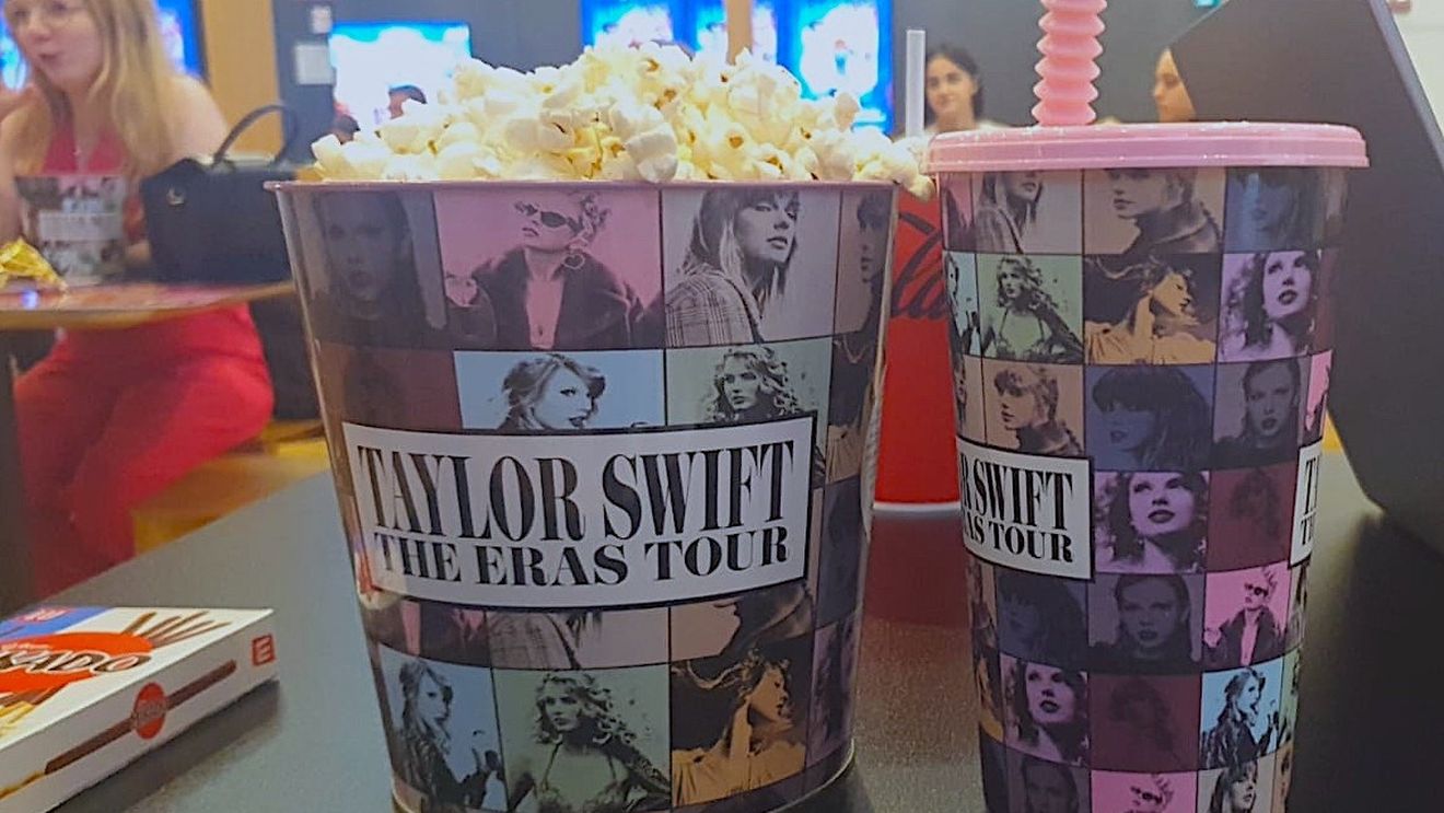 Am văzut „Taylor Swift:The Eras Tour” / Senzația de concert, întărită de tinerii care se ridică de pe scaune și dansează în fața ecranului / În România filmul ajunge de abia în 3 noiembrie