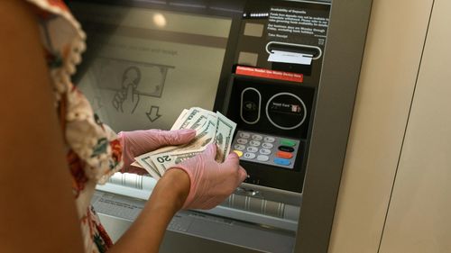 Bancomatele la sate sunt din ce în ce mai puține, așa că oamenii își țin banii cash. Și cei cu carduri au renunțat