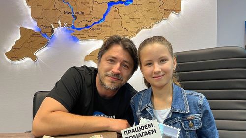 O fetiță de 10 ani strânge bani pentru armata ucraineană jucând dame pe străzile Kievului