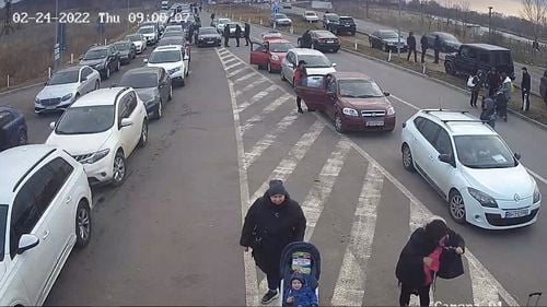 VIDEO Cozi de mașini la intrarea din Ucraina în Republica Moldova, după ce Rusia a lansat atacul