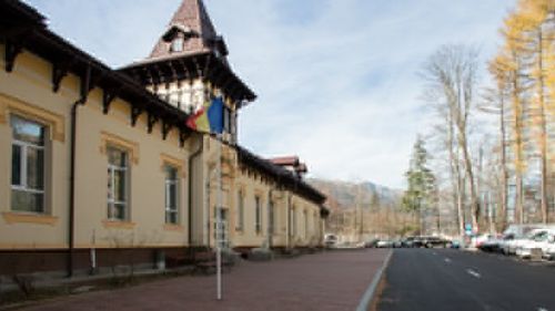 Mai mulți pacienți ai Spitalului Orăşenesc Sinaia au fost evacuați în urma unei degajări de fum din cauza unui scurtcircuit la un aparat frigorific