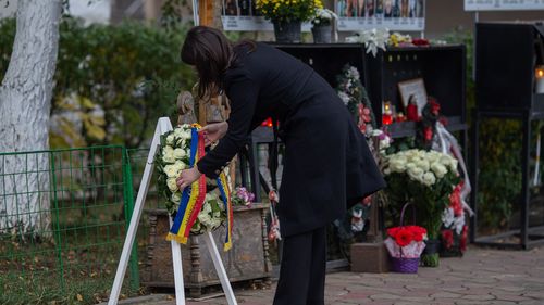 Președintele Klaus Iohannis a trimis o coroana la Colectiv / Este primul an când șeful statului nu se deplasează personal la locul tragediei