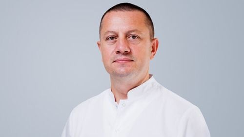 #MediciBuni Dr. Adrian Ghenea, proctolog, MedLife: „Nu orice sângerare înseamnă cancer de colon, de cele mai multe ori este vorba de hemoroizi sau de niște fisuri anale care, dacă sunt în fază incipientă, se pot trata.”