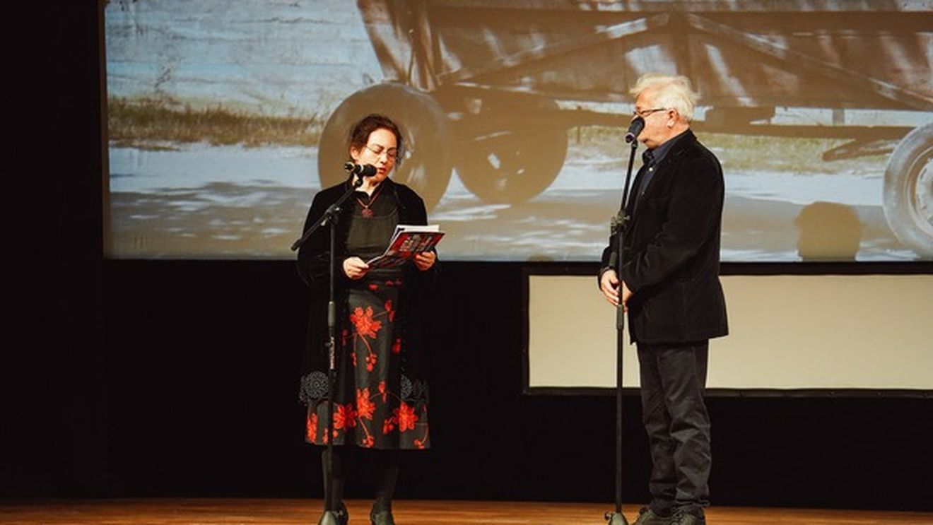 Astra Film Festival 2022, debut spectaculos.  Publicul care a umplut duminică seara Sala Thalia  a aplaudat minute în șir filmul „Pocalul. Despre fii și fiice”