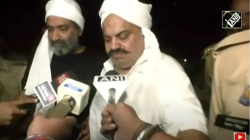 VIDEO Un fost politician indian condamnat pentru răpire și fratele său au fost împuşcați mortal, în direct, în timp ce erau transferați și făceau declarații presei