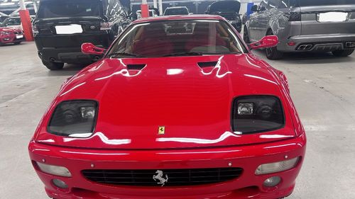 Un italian vinde un Ferrari de 165 de mii de euro unor români / Descoperă apoi că cecurile emise de către aceștia erau false, banca emitentă nici nu exista / Șapte persoane arestate în Italia, mașina a fost recuperată din Timiș