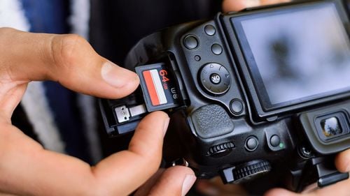 Întâmplare bizară în Alaska. O femeie care a furat un card de date s-a îngrozit după ce a văzut imaginile