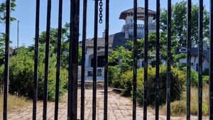 Legea pentru finanțarea reabilitării Palatului Regal din Mamaia, promulgată de Nicușor Dan / Campania de recuperare a monumentului istoric, demarată de Info Sud-Est în 2014 / Alte 13 monumente din țară vor fi restaurate