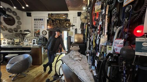 VIDEO: În studioul lui Eduard Schneider, pionierul producțiilor hip hop românești. Mesajele sociale ale anilor 90, remixate în ”poezie de stradă”