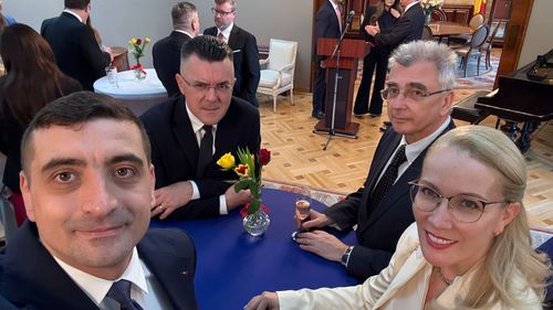 Liderii AUR, prezenți la o recepție organizată de noul ambasador SUA la București / Acum trei săptămâni partidul extremist a votat împotriva solicitării americane de amplasare a avioanelor de realimentare și radare în România