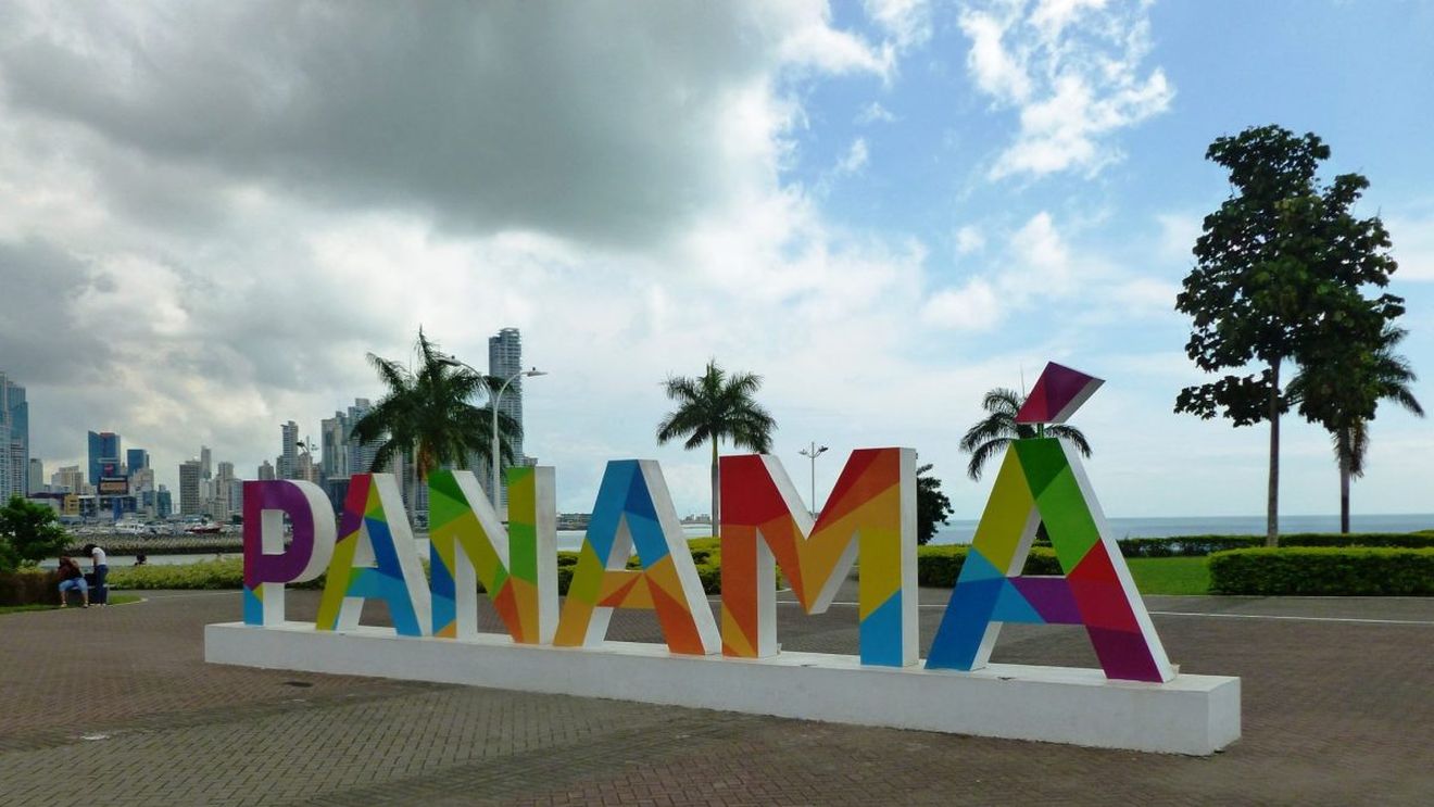 Panama anunţă că a primit un prim avion militar cu migranţi de diferite naţionalităţi expulzaţi de Statele Unite