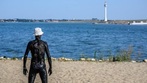 Medic: Nu cumpărați nămol de la comercianții ambulanți de pe plajă! / „Nămolul este recoltat din zona în care noi deversăm nămolul folosit”