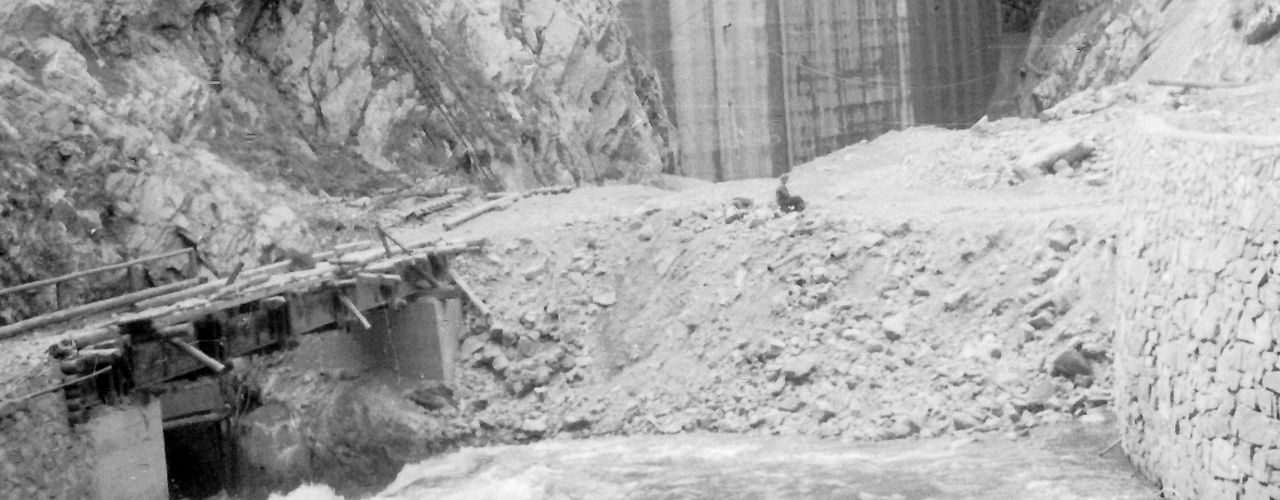 FOTO Vidraru, barajul început de Gheorghiu Dej și inaugurat de Ceaușescu / Imagini de acum aproape 60 de ani, de la construcția hidrocentralei / Apa de aici trebuia să irige 100 de mii de hectare de teren, să dezvolte turismul și să dea apă de băut bucureștenilor