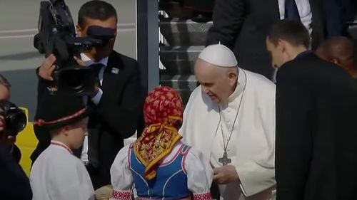 Papa marchează împlinirea vârstei de 86 de ani oferind premii pentru acţiuni caritabile