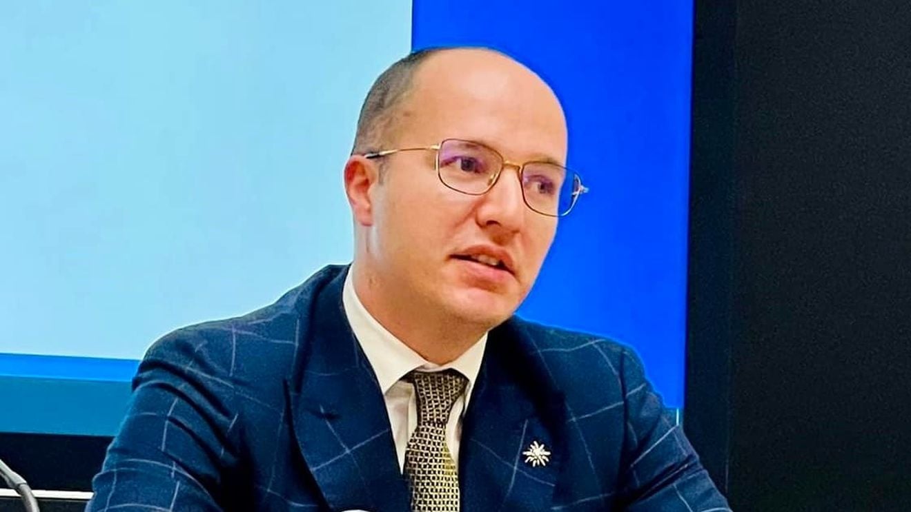 Facultatea de Drept din Iaşi a decis ca lectorul Alexandru Toader, fiul fostului ministru al Justiției Tudor Toader, acuzat că a hărţuit sexual două studente, să nu mai desfăşoare activităţi didactice până la clarificarea cazului