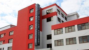 Noul spital din Fălticeni se deschide la exact 30 de ani după începerea construcției și după ce a pierdut aproape un sfert din populație. Este doar al patrulea spital construit de stat după Revoluție