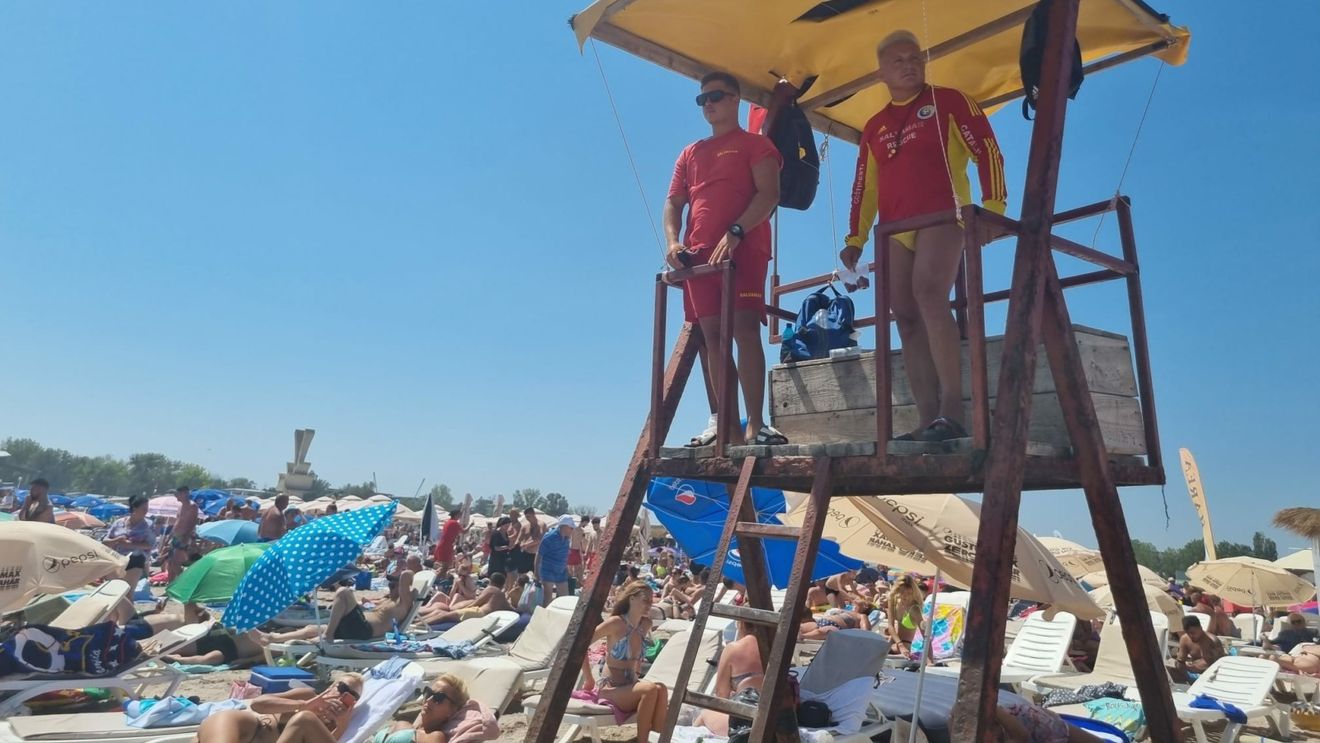 Apelul disperat al șefului salvamarilor de la Neptun: Alți patru turiști scoși din apă / Părinții stau pe șezloguri cu telefoane și tablete/ Copiii se aruncă în valuri cu colace