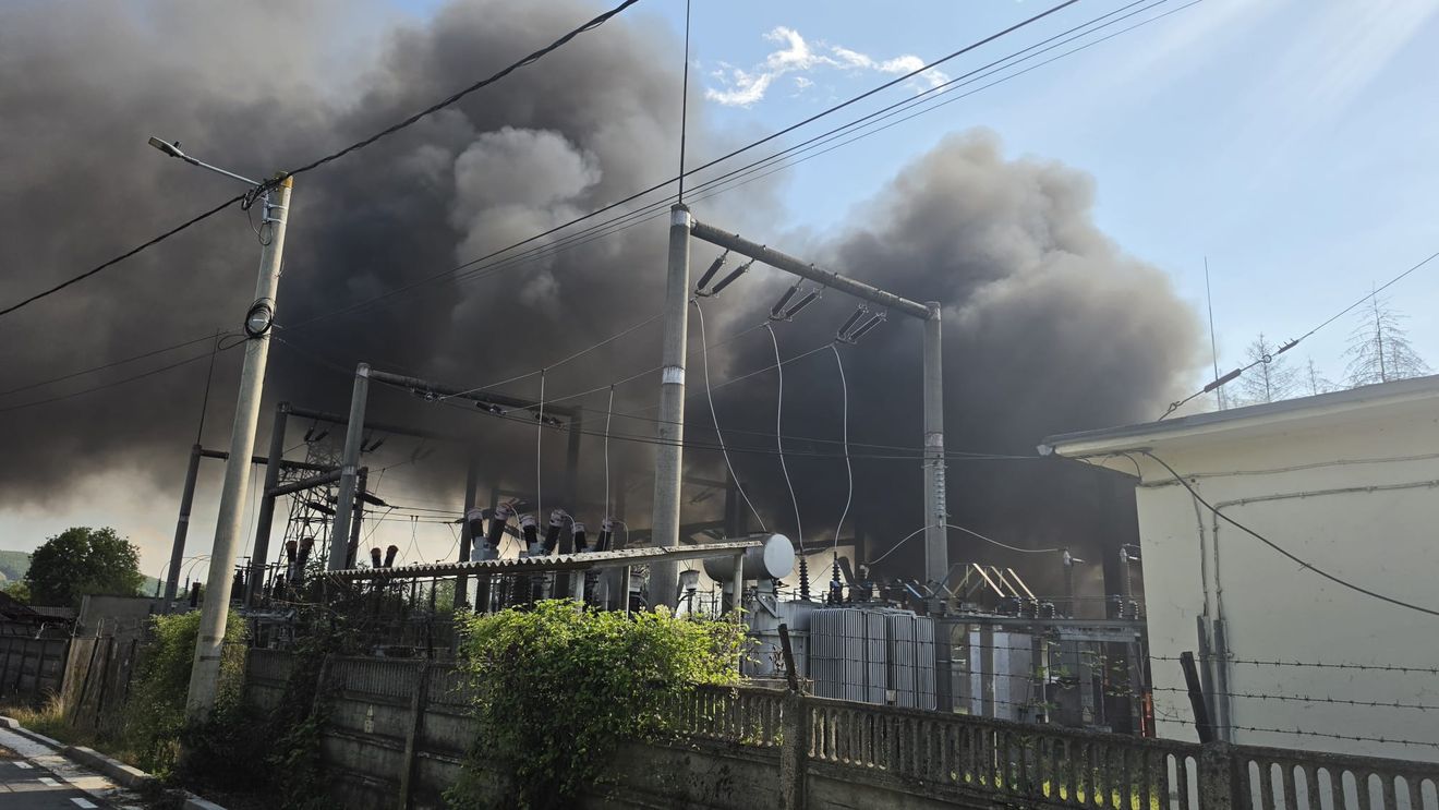 Incendiu la un punct de transformare electrică din Pucioasa / Locuitorii din zonă, evacuați / Degajări mari de fum