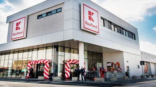 Kaufland, obligată în instanță să plătească daune morale de 25.000 de lei unei cliente în vârstă / Femeia a fost lovită de motostivuitor într-un magazin al rețelei/ Avocații Kaufland au acuzat ”caracterul șicanator” al acțiunii