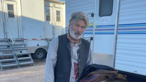 Cazul Alec Baldwin: Armuriera a neglijat să verifice pistolul pe platourile de filmare de la „Rust” / Ea susține că a încărcat cinci cartuşe false în revolver, înainte de pauza de masă