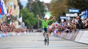 Ciclistul sloven Tadej Pogačar şi-a prelungit contractul cu UAE Team Emirates până în 2030