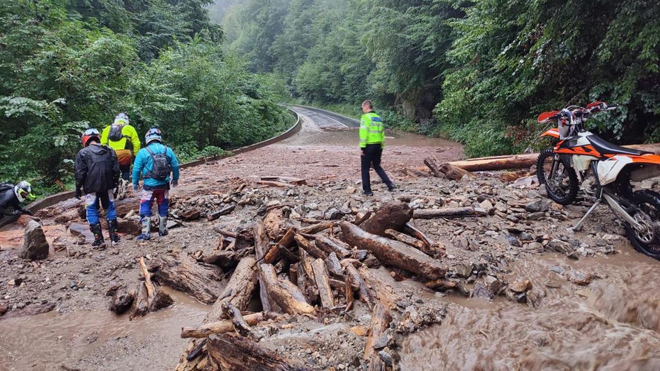 Traficul rutier, întrerupt pe Transalpina, din cauza aluviunilor ajunse pe drum