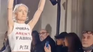 Prezentarea de modă a Victoriei Beckham la Paris, întreruptă de activiştii Peta