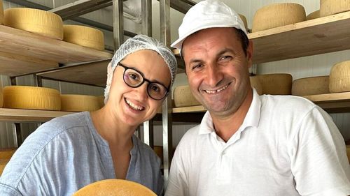 INTERVIU | Marin Damu, consultant în brânzeturi maturate. „Piața lactatelor din România este în plină expansiune. Există din ce în ce mai multă cerere, dar lipsesc specialitățile de capră și oaie cu o maturare mai lungă. Nu trebuie să copiem rețetele din țările europene, ci să le adaptăm”