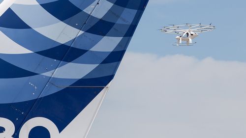 VIDEO Taxiul zburător al Volocopter, primul zbor la un show aviatic pe un aeroport francez / Taxiul poate fi folosit de două persoane şi are compartiment pentru bagaje