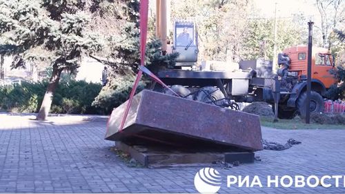 VIDEO Autoritățile pro-ruse din Mariupol au dezmembrat monumentul victimelor Holodomorului