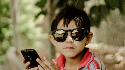 Cât de mult afectează folosirea în exces a telefoanelor și a rețelelor de socializare sănătatea mintală a copiilor (studiu)