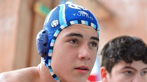 Un adolescent român joacă de la 14 ani în derby-urile Barcelona – Madrid, la polo / Este membru MENSA (IQ 155) și unul dintre vârfurile polo-ului juvenil românesc / ”Îl ajută și în sport faptul că are un IQ foarte mare”