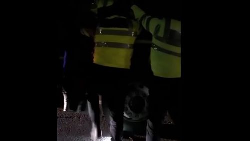 VIDEO Un șofer de TIR care transporta 30 de tone de combustibil, prins băut la volan / A fost dat cu forța jos din cabină de către polițiști
