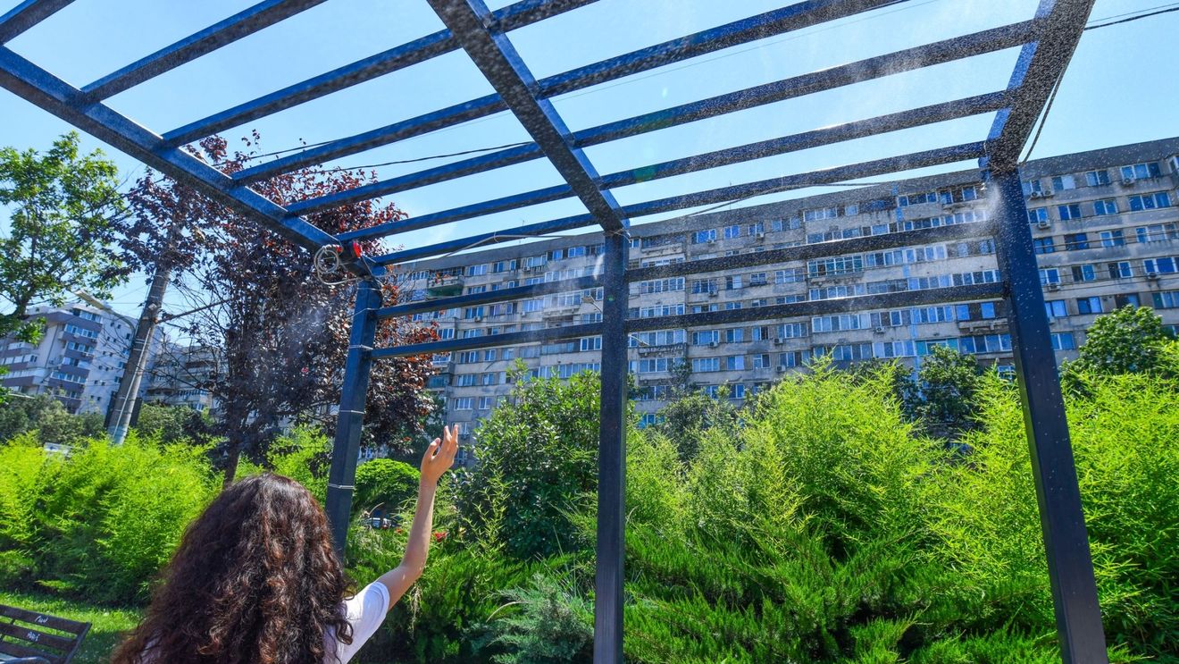 UPDATE Primul duș stradal din Bucureşti, montat de Primăria Sectorului 6, s-a stricat la puțin timp după instalare / Instituția a trimis o echipă pentru reparații