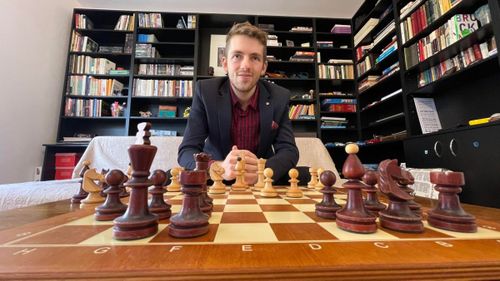 VIDEO Povestea lui Mihnea Costachi, tânărul român din elita mondială a șahului, care și-a descoperit pasiunea la 4 ani. Ce faci când îți propune remiză numărul doi mondial
