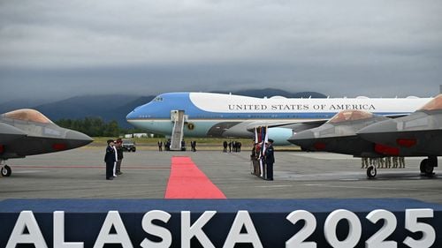 UPDATE Donald Trump a discutat cu Volodimir Zelenski și lideri europeni din NATO, în timpul zborului de întoarcere la Washington DC / Zelenski nu a comentat încă public rezultatul summitului