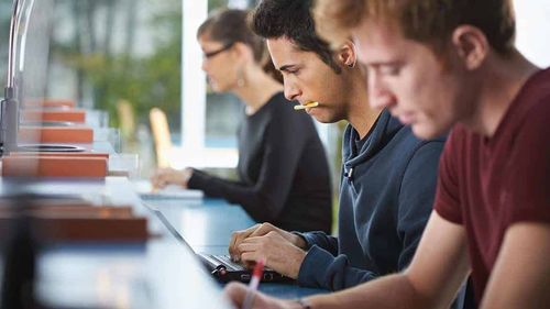 Sondaj: Corupția, principala urgență națională pentru tinerii din România