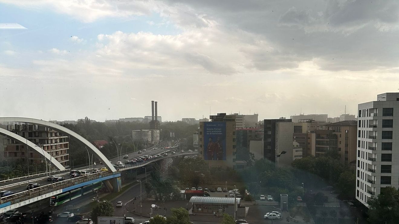 Bilanțul furtunii din București: Aproximativ 700 de apeluri prin numărul de urgență 112 / Peste 70 de copaci și 2 stâlpi au căzut pe carosabil, iar 33 de autoturisme avariate