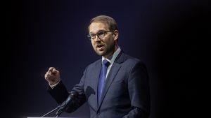 Dominic Fritz vrea să candideze la șefia USR, dar nu a primit încă cetățenia română: ”ÎCCJ a asimilat funcția de președinte de partid cu cea de funcționar public doar în cazurile penale / Legea partidelor dă aceleași drepturi cetățenilor europeni cu cei români”