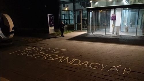 Opoziția din Ungaria a scris pe trotuarul din fața televiziunii publice controlate de guvernul Viktor Orban: ”Fabrică de propagandă rusă”
