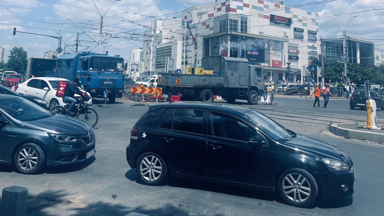 VIDEO | Nori de fum toxic la lucrările STB de pe linia de tramvai 41, în intersecția Bd. Timișoara - Bd. Brașov a Bucureștiului / Utilaje vechi, fără filtre. Nicio măsură de protecție pentru trecători
